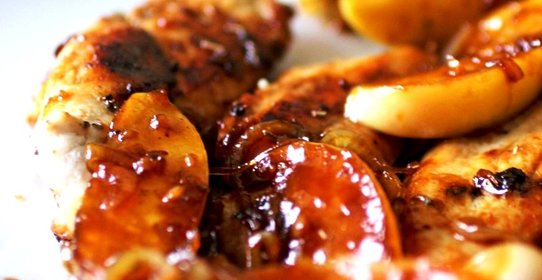 Куриная грудка с карамелизированными яблоками и луком