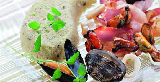 Кальмары и мидии с беконом и кускусом