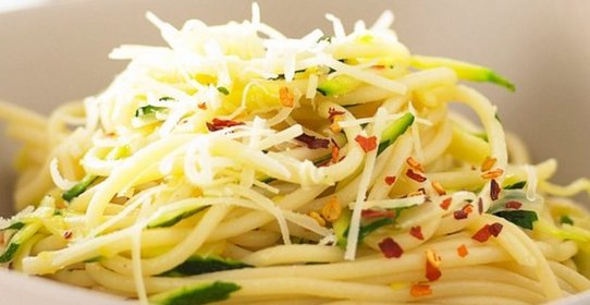 Спагетти с цукини, лимоном и перцем