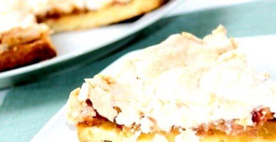 Шарлотка с яблоками и безе