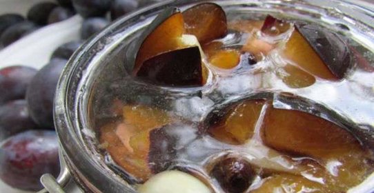 Сливы, маринованные с чесноком