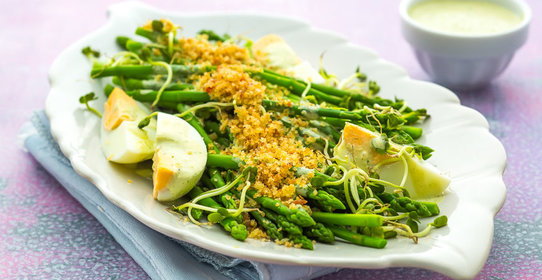 Спаржа с яйцом и посыпкой из хрустящего бекона