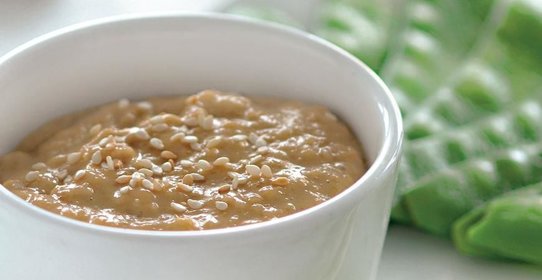 Спаржа и зеленый горошек с кунжутным соусом