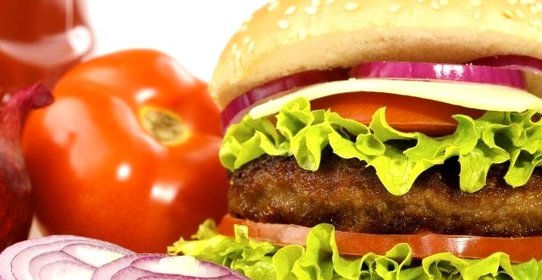 Домашние чизбургер с овощами