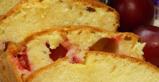 Шарлотка с абрикосами и сливами.