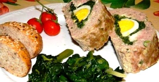 Мясной рулет с вареными яйцами