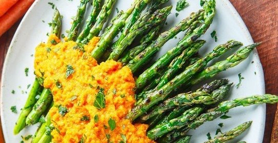 Спаржа-гриль под овощным пюре