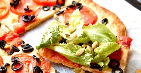 Пирог с томатами и салатом