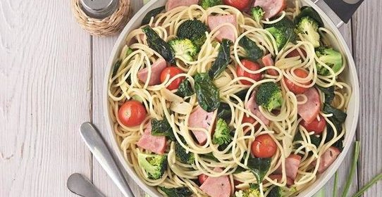 Спагетти с ветчиной и брокколи