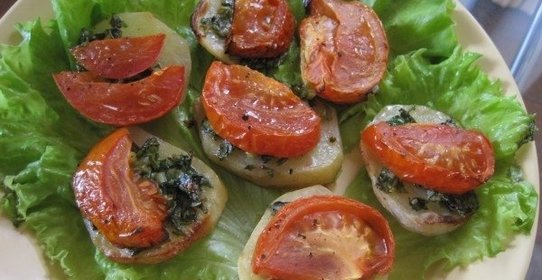 Картофель в духовке с помидорами