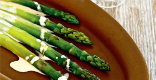 Спаржа с яичным соусом