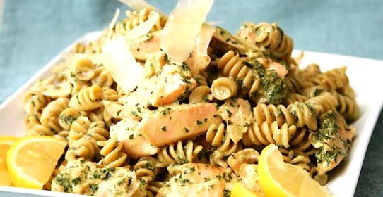 Паста с лососем и соусом Песто