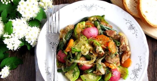 Индейка с овощами на сковороде