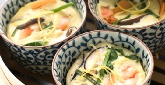 Печеная яичница с креветками в сметанном соусе