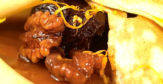 Пшеничные блинчики с соусом из чернослива, грецких орехов и апельсинового сока