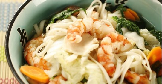 Лапша удон с курицей, креветками и овощами