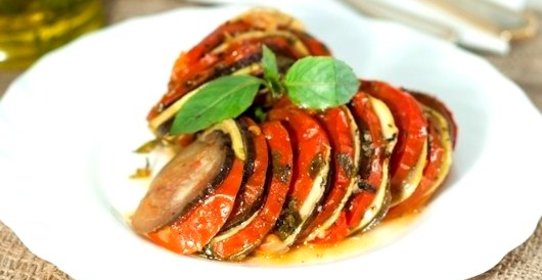 Рататуй с соусом песто