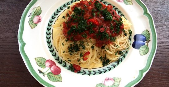 Спагетти с томатным соусом
