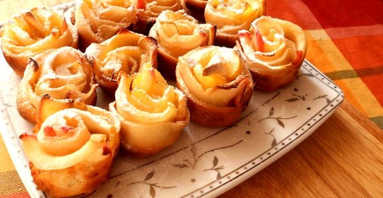 Слойки с яблоками в сахарной пудре