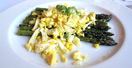 Печеная спаржа с чесночно-лимонным соусом