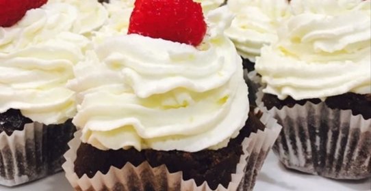Шоколадные капкейки с лимонной начинкой
