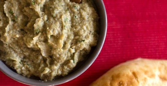 Икра из баклажанов с зеленью и оливковым маслом