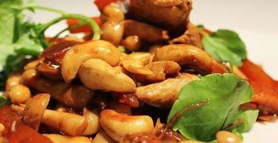 Острая курица с кешью и шампиньонами