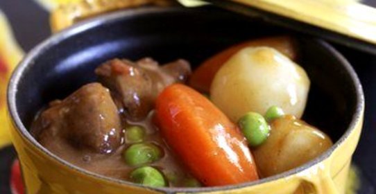 Рождественское мясное рагу с зеленым горошком