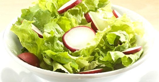 Салат из латука, редиса и кедровых орешков с цитрусовой заправкой