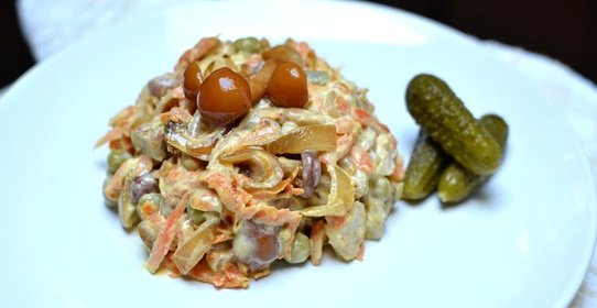 Салат с курицей и опятами