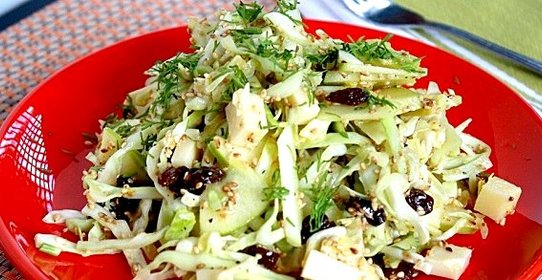 Простой салат из свежей капусты