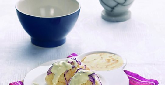 Цветная капуста, запеченная с красным луком и голубым сыром