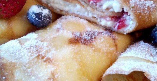 Сладкие блинчики с начинкой из творога и фруктов