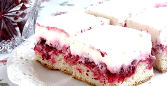 Пирог с брусникой и сметаной