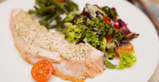Лосось в горчичной глазури с салатом