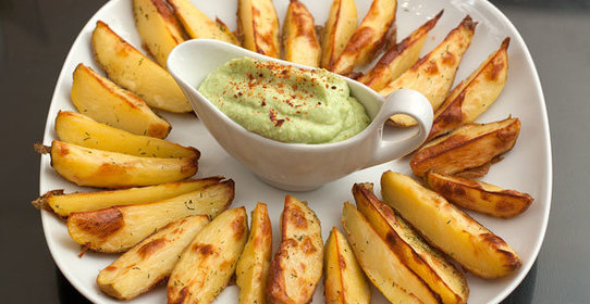 Печеный картофель с соусом из авокадо