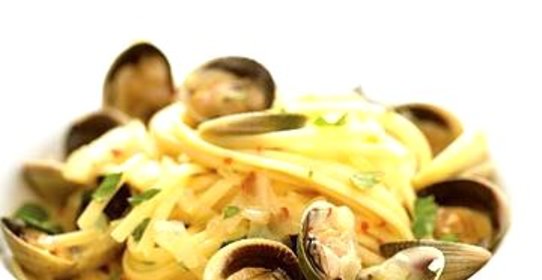Лапша с белым соусом из моллюсков