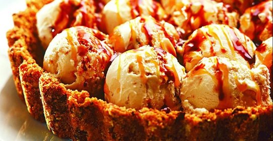 Открытый торт с ореховым мороженым