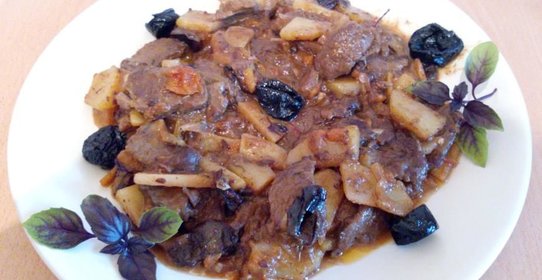 Баранина в оригинальном кисло-сладком соусе с картофелем и черносливом