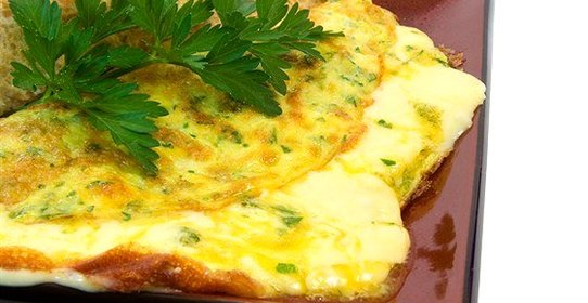 Омлет с цветной капустой, сыром фета и петрушкой