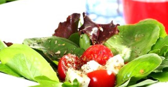 Легкий итальянский салат из томатов, красного лука и козьего сыра