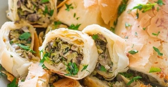 Штрудель с грибами, козьим сыром и зеленым луком