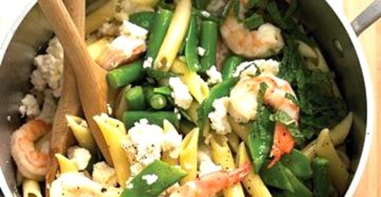 Паста с креветками, сыром и овощами