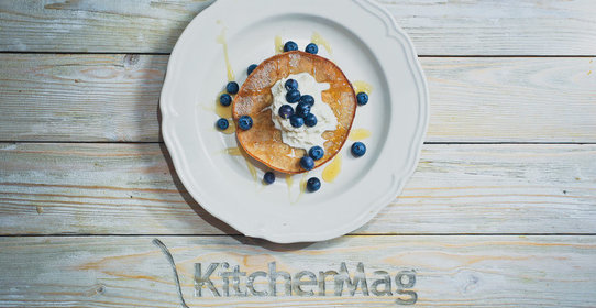 Американские блинчики со сливками и ягодами