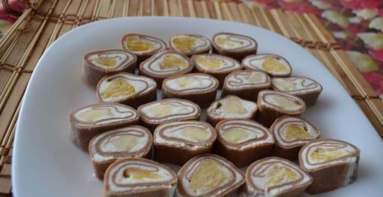 Сладкий ролл с фруктами