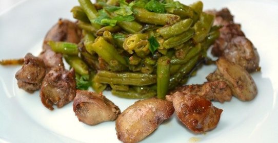 Куриная печень со стручковой фасолью
