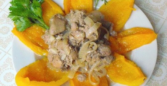 Печень, тушеная в белом вине с печеным перцем