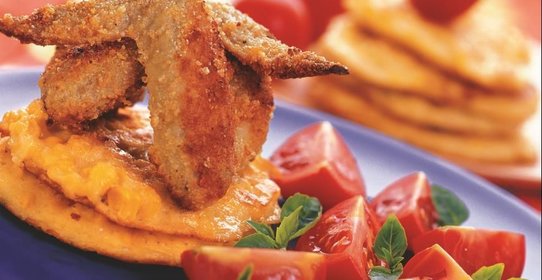Куриные крылышки с кукурузными оладьями