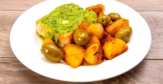 Филе семги с базиликом, оливками и картофелем
