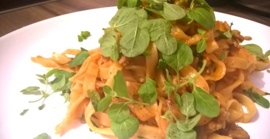 Паста с протертыми томатами и свежим орегано